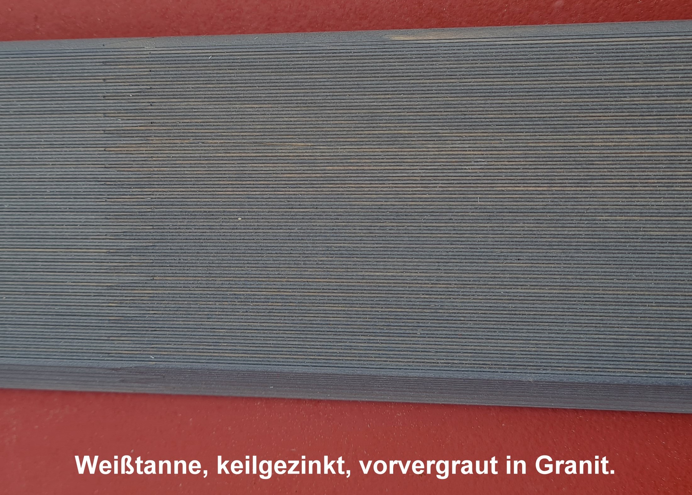 Weißtanne, keilgezinkt, vorvergraut in Granit. Blickhemmende Lattung