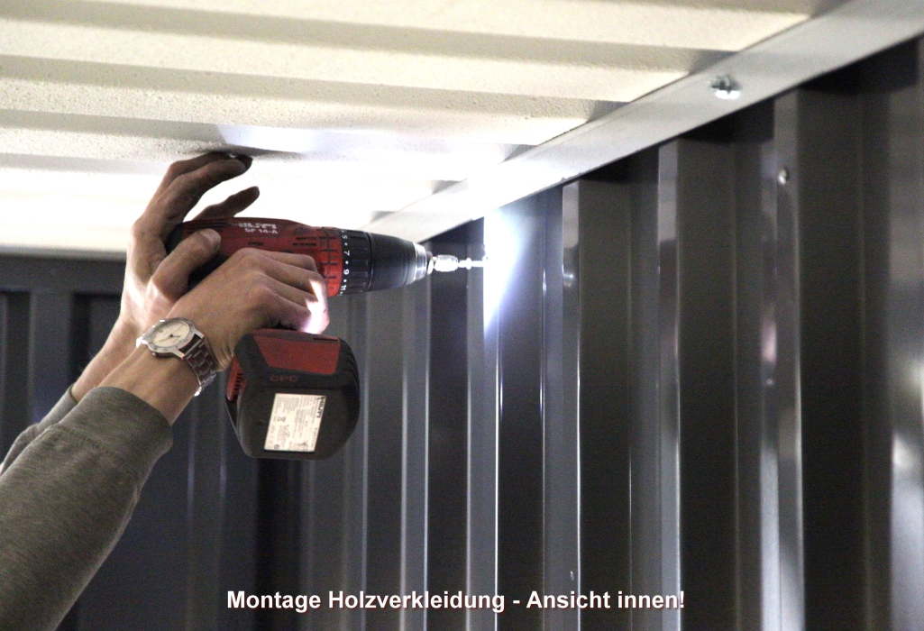 Montage-Holzverkleidung-innen-Gardenboxx Einfach ein komplettes Feld an in die gewünschte Stelle einhaken, von innen verschrauben – fertig.