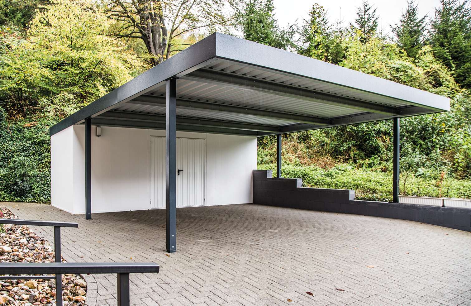 Siebau Carport CP-589 mit Stahl-Geräteraum Flachwandoptik.