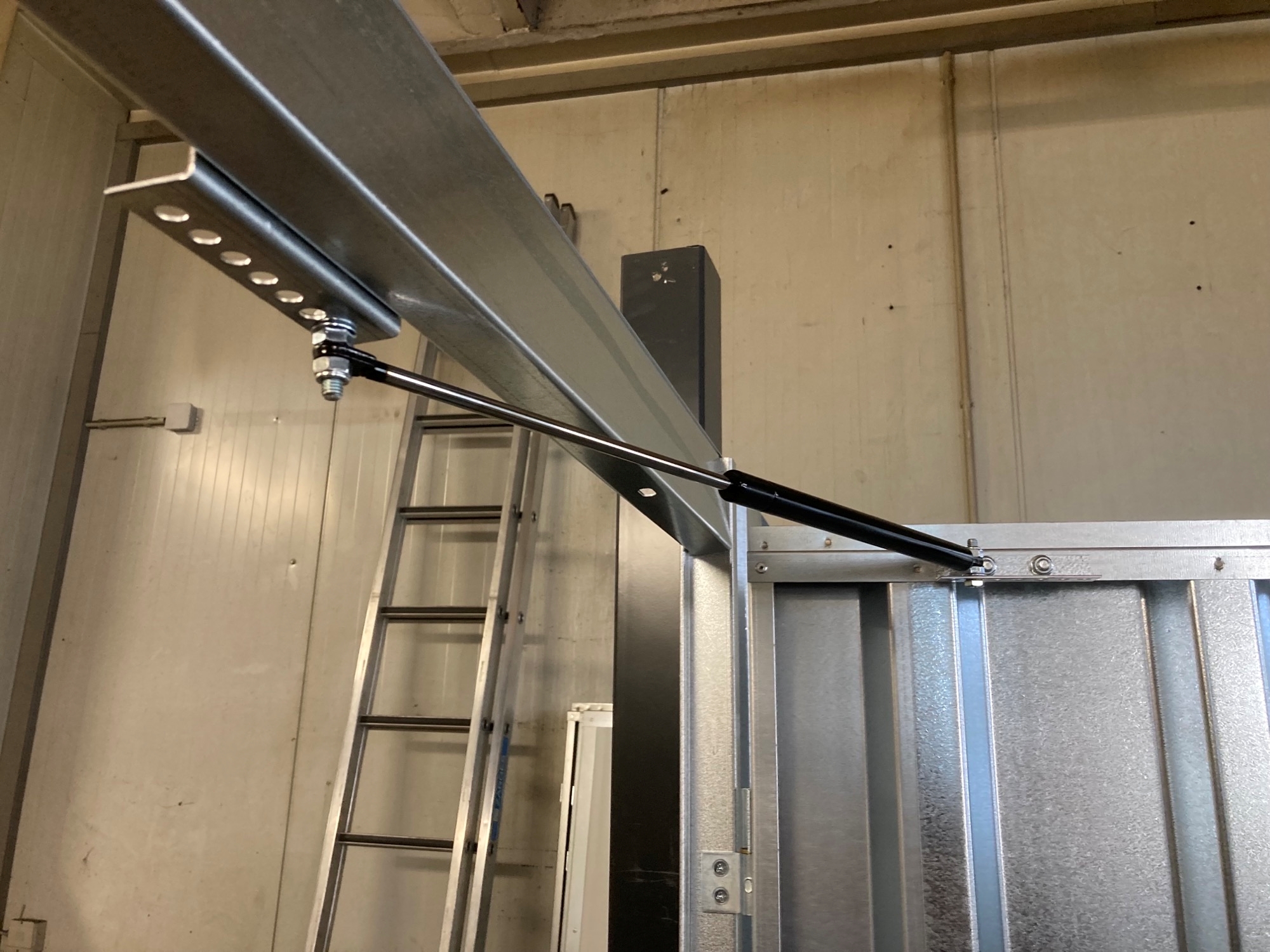Gasdruckfeder für Container - Gardenboxx Tür